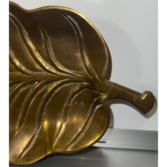 Vintage Solid heavy Brass Leaf Dish Mid Century Modern Catch all Tray, 9" x 5". - Picture 4 of 8